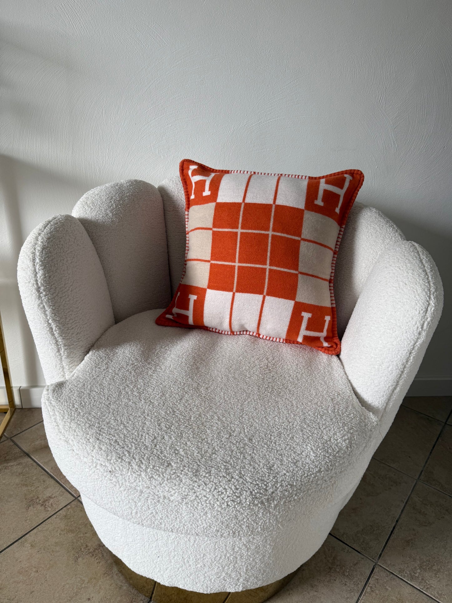 Orangefarbenes Kissen