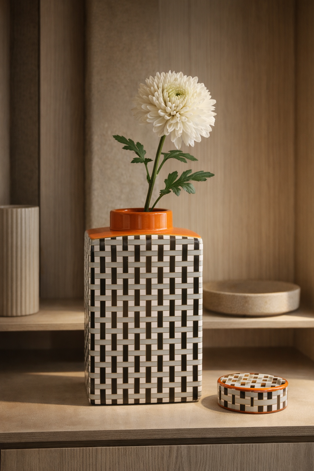 Pot met oranje deksel