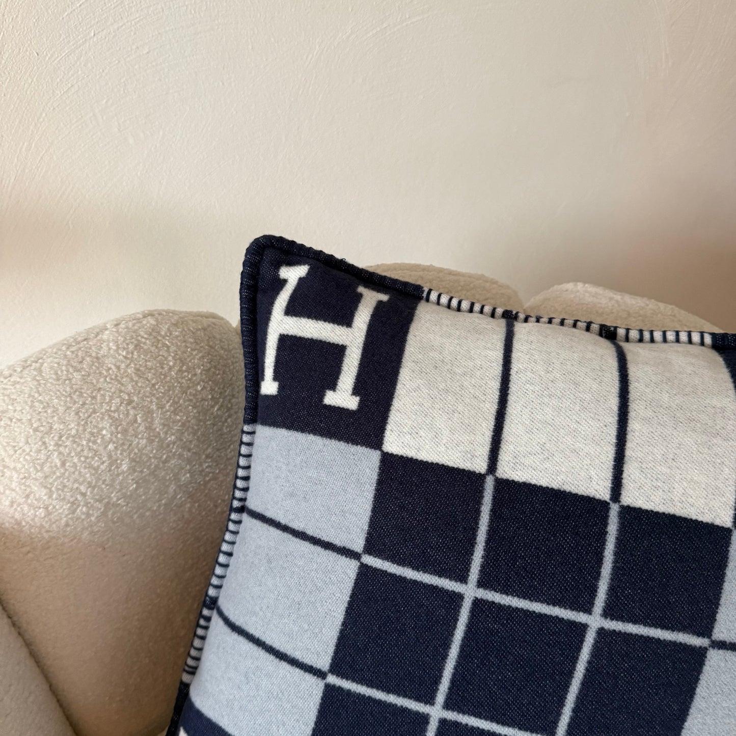 H kussen blauw
