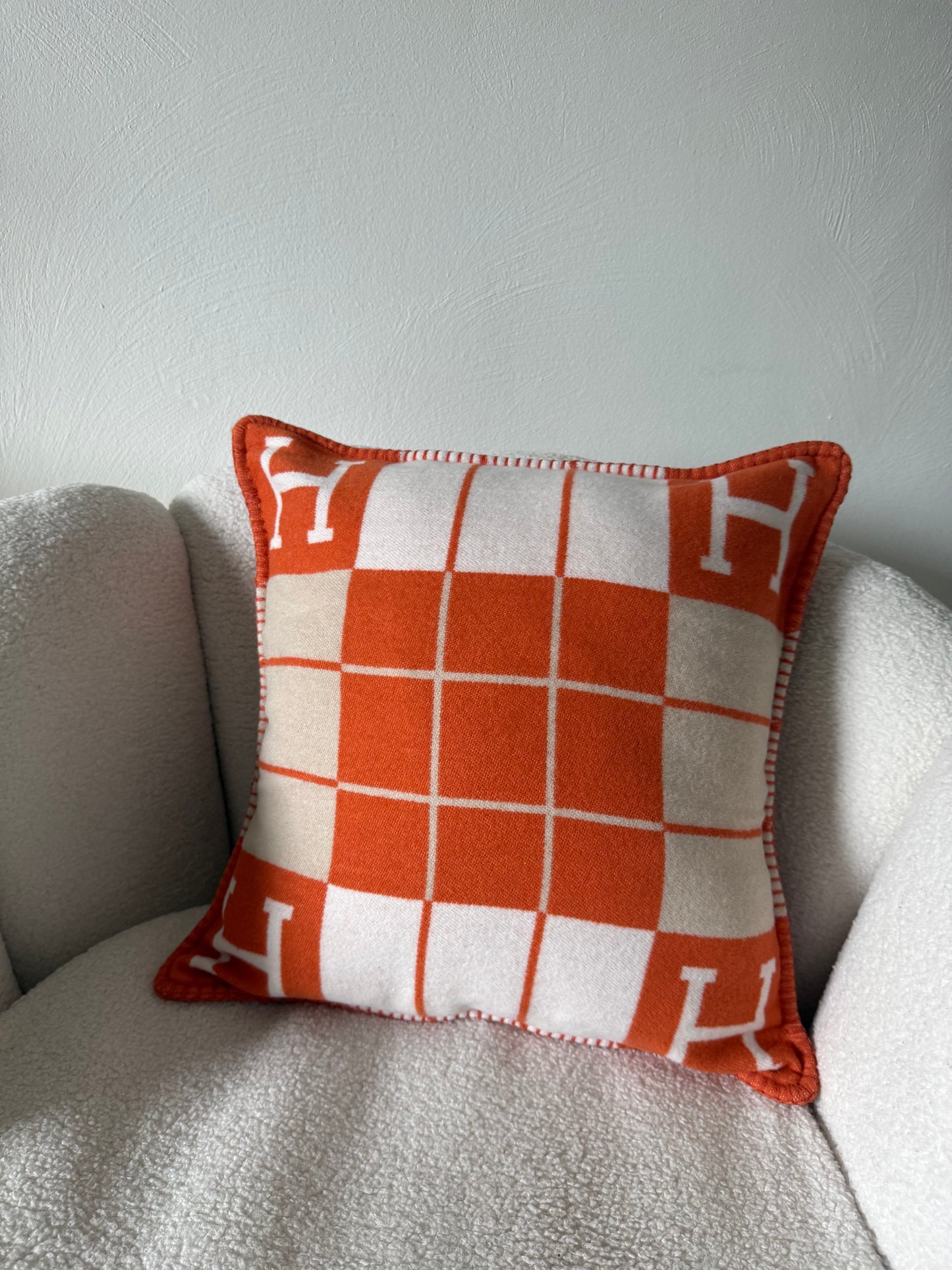 Orangefarbenes Kissen