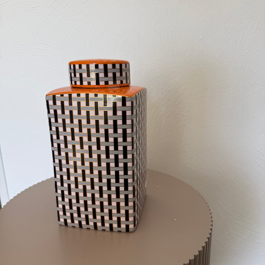 Pot met oranje deksel