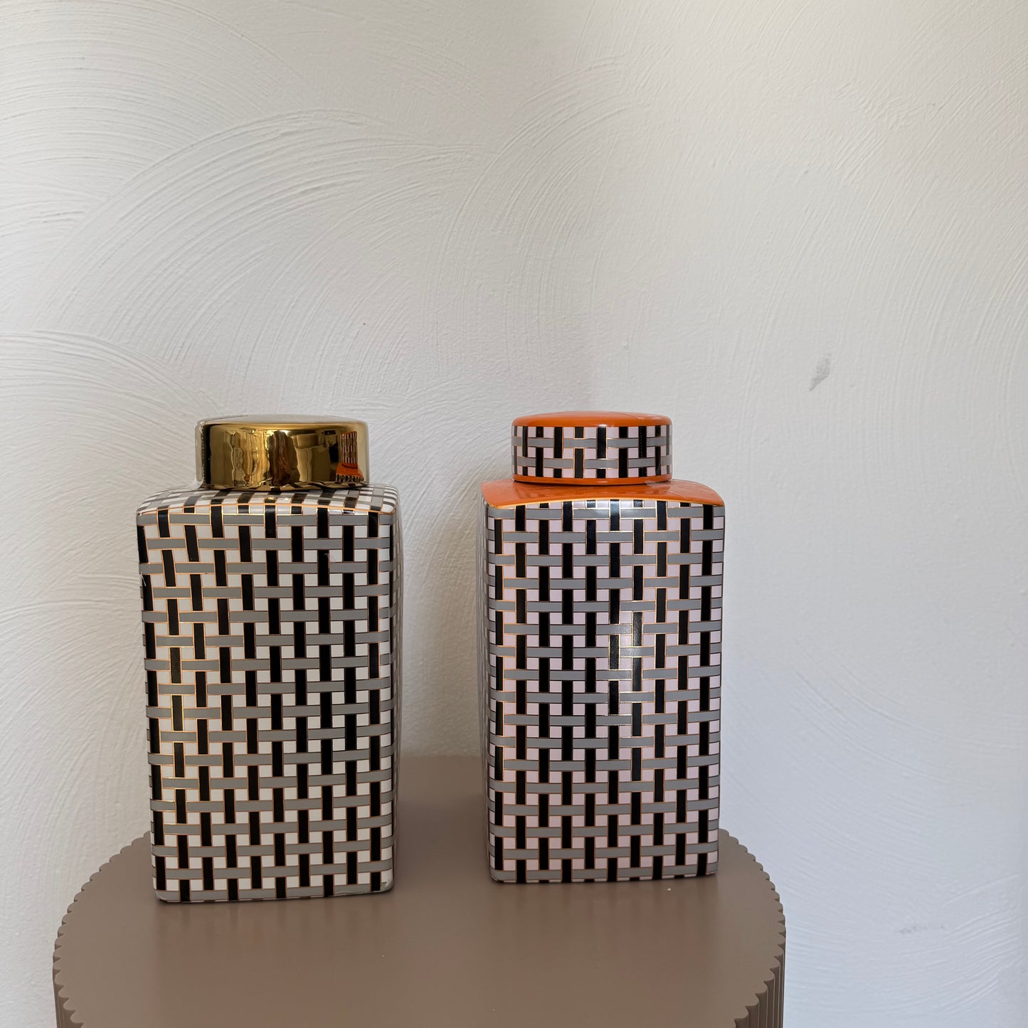 Pot met oranje deksel