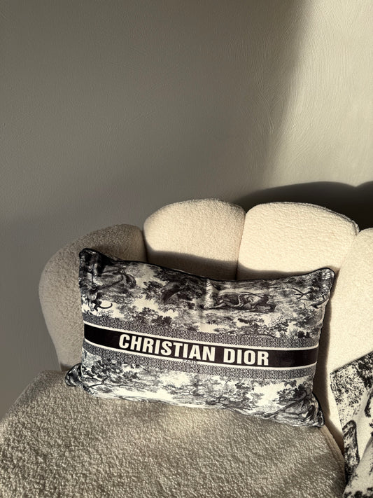 Klassiek D kussen zwart 30 bij 50