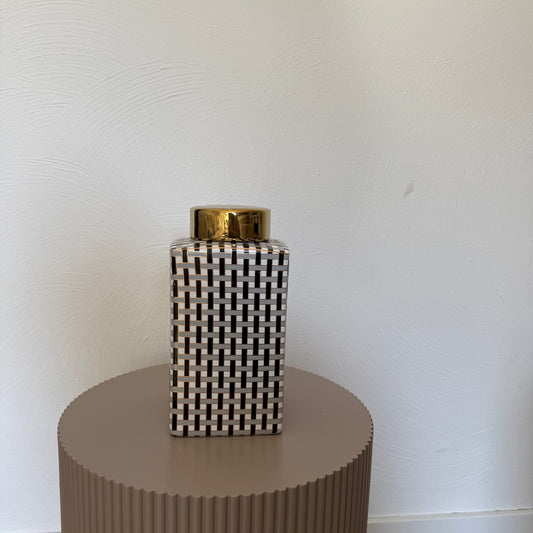 Pot met goude deksel