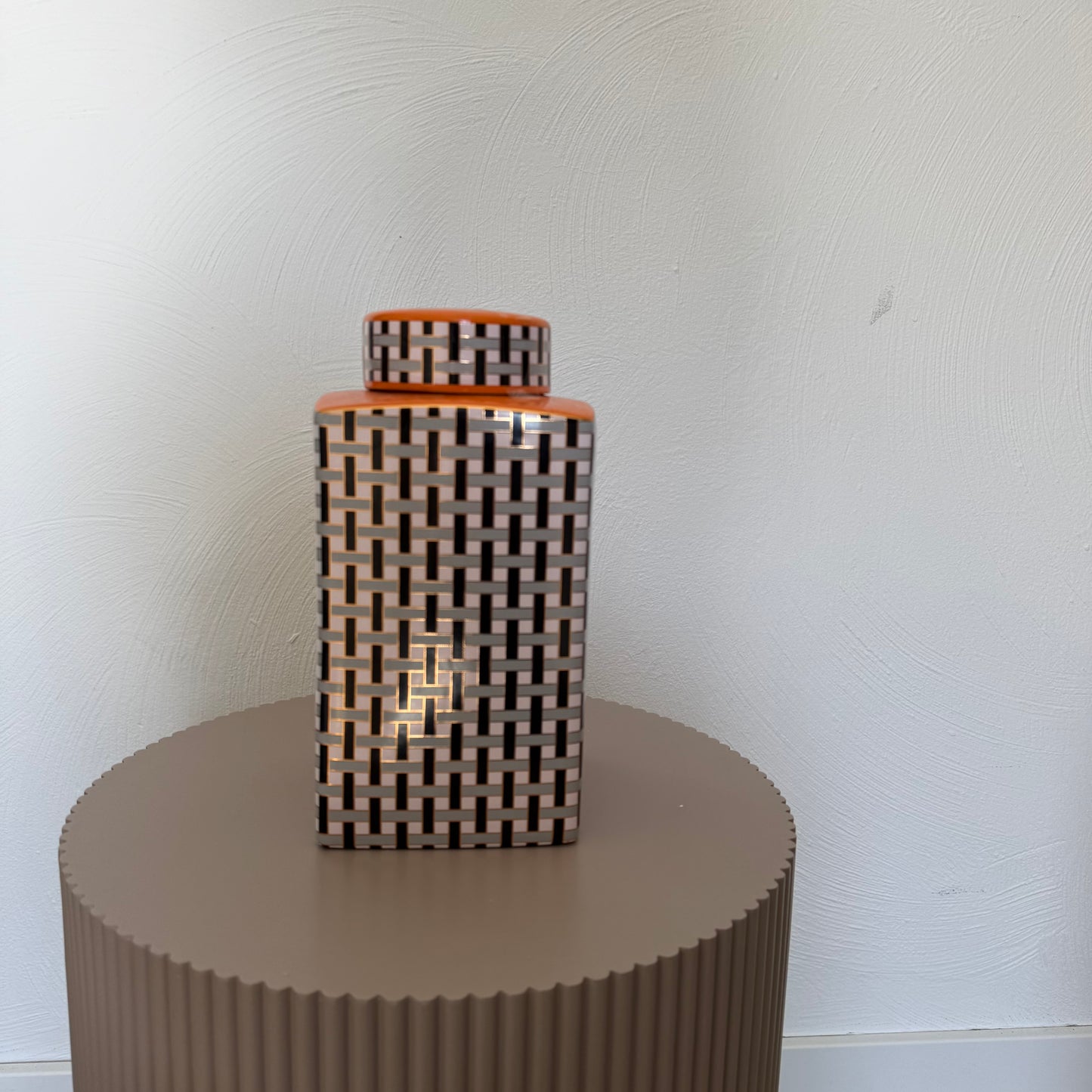 Pot met oranje deksel