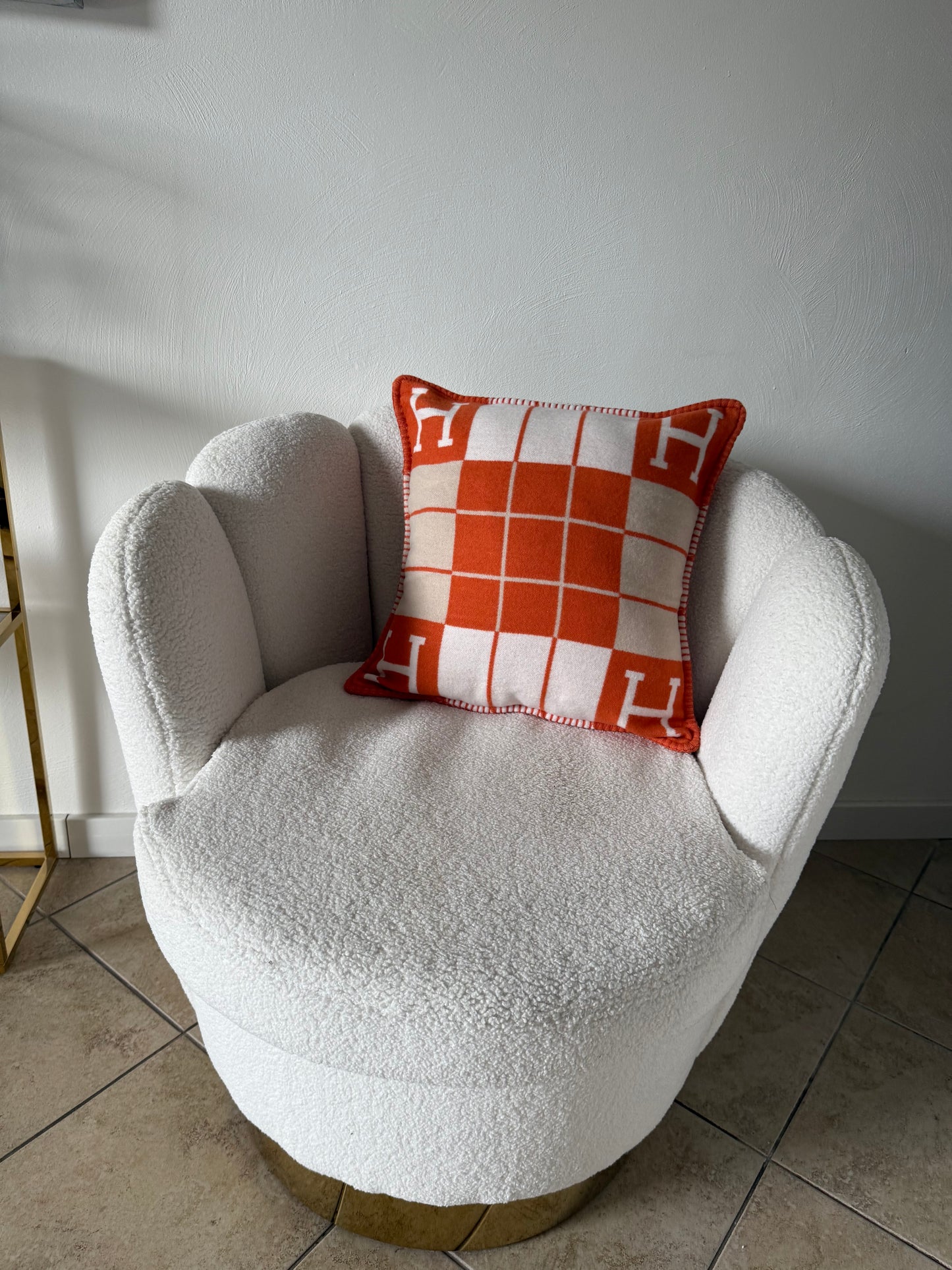 Orangefarbenes Kissen
