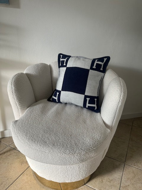 Klassiek H kussen 45 bij 45 donkerblauw
