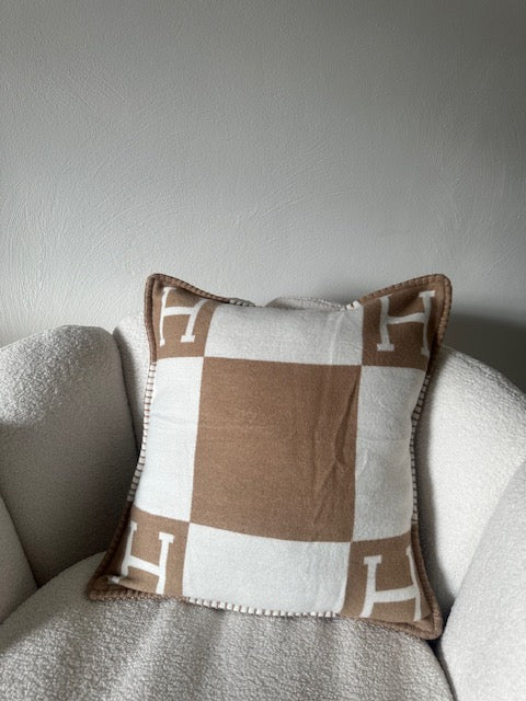 Klassiek H kussen 45 bij 45 beige